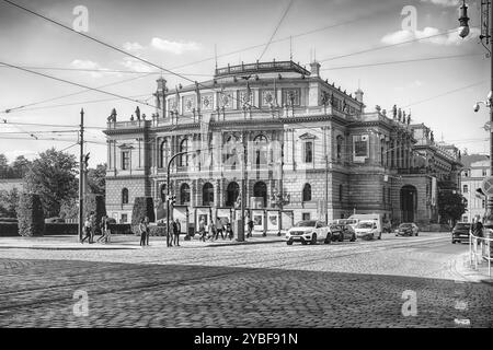 PRAG - 10. MAI 2024: Touristen überqueren die Straße vor der Konzerthalle Rudolfinum, einem ikonischen Gebäude in Prag, Tschechien, auf einer sonnigen Straße Stockfoto