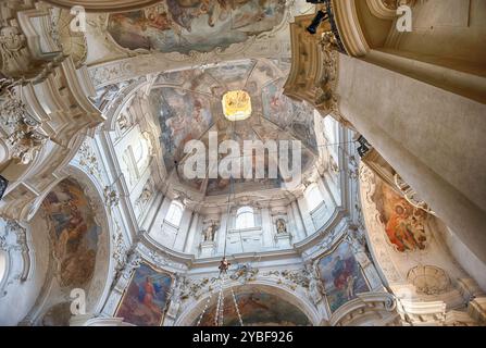 PRAG - 10. MAI 2024: Das kunstvolle Innere der Nikolaikirche in Prag, Tschechische Republik Stockfoto