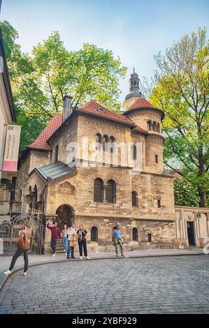PRAG - 10. MAI 2024: Touristen betreten die Klausener Synagoge in Josefov, dem jüdischen Viertel von Prag, Tschechien Stockfoto