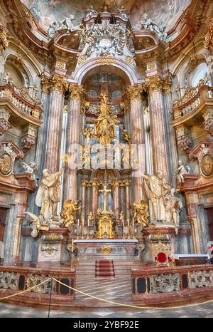 PRAG - 11. MAI 2024: Das kunstvolle Innere der Nikolaikirche in Prag, Tschechische Republik Stockfoto