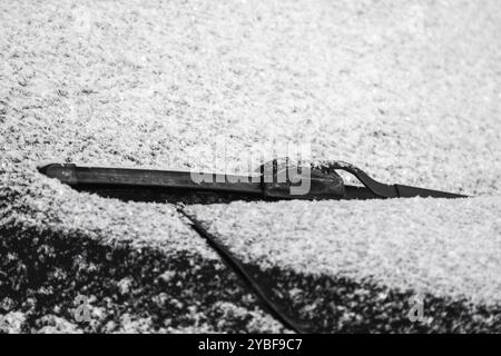 Auto Scheibenwischer auf der Windschutzscheibe mit Schnee im kalten Winter abgedeckt Stockfoto