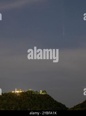 Der Tsuchinshan-ATLAS-Komet (C/2023 A3) erscheint am Abendhimmel nach Sonnenuntergang, oberhalb des Wat Phra That Doi Kham. Der Komet C/2023 A3 (Tsuchinshan-ATLAS), oder der Tsuchinshan-ATLAS-Komet, wurde erstmals Anfang 2023 von Astronomen des Purple Mountain Observatory (???????) entdeckt. In China und dem ATLAS-Teleskop-Netzwerk (Asteroid Terrestrial-Impact Last Alert System) in Südafrika. Astronomen weltweit beobachten den Kometen genau und beobachten seine zunehmende Helligkeit. Er ist seither einer der bemerkenswertesten Kometen des Jahres 2024, der im Oktober sichtbar ist, bevor er sich allmählich bewegt Stockfoto