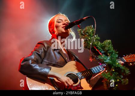 Glasgow, Schottland. Oktober 2024. Nina Nesbitt spielt die letzte Show ihrer Mountain Music Tour im Old Fruitmarket. Das neueste Album Mountain Music ist das erste Album, das die schottische Sängerin/Songwriterin auf ihrem eigenen Label Apple Tree Records veröffentlicht hat. Stockfoto