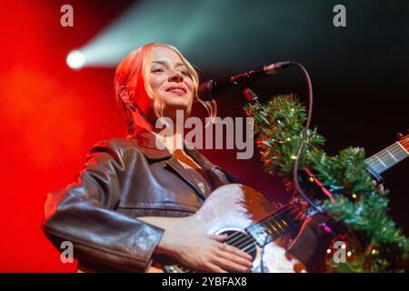 Glasgow, Schottland. Oktober 2024. Nina Nesbitt spielt die letzte Show ihrer Mountain Music Tour im Old Fruitmarket. Das neueste Album Mountain Music ist das erste Album, das die schottische Sängerin/Songwriterin auf ihrem eigenen Label Apple Tree Records veröffentlicht hat. Stockfoto