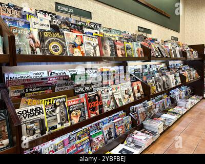 Ein Blick auf die Technikmagazine in den Regalen des Buchhandels Barnes and Noble. Stockfoto