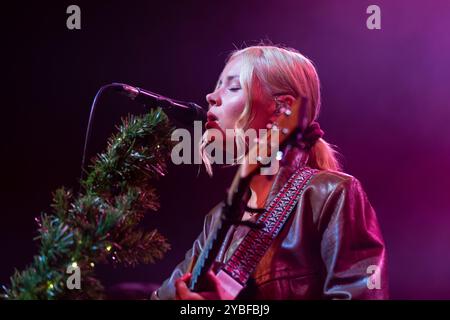 Glasgow, Schottland. Oktober 2024. Nina Nesbitt spielt die letzte Show ihrer Mountain Music Tour im Old Fruitmarket. Das neueste Album Mountain Music ist das erste Album, das die schottische Sängerin/Songwriterin auf ihrem eigenen Label Apple Tree Records veröffentlicht hat. Stockfoto