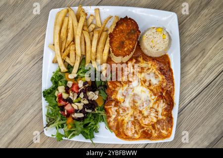 Blick von oben auf die köstlich aussehende Garnelengericht mit Käse, serviert mit Reis und pommes frites für ein ausgezeichnetes mexikanisches Meeresfrüchtegericht. Stockfoto