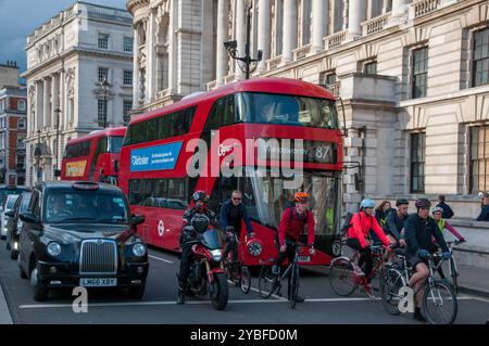 Taxi, roter Doppeldecker (Bus) und Radfahrer hielten an der Ampel im Zentrum von London Stockfoto