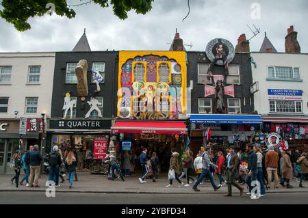 Camden High Street, Fußgänger, die an einem grauen Frühlingstag entlang der berühmten High Street schlendern, North West London, England, Großbritannien Stockfoto