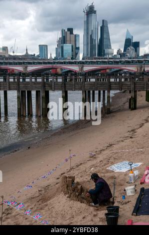 Ein Künstler schuf eine Sandskulptur in der Nähe der Themse im Südufer von ​​London. England, Großbritannien Stockfoto