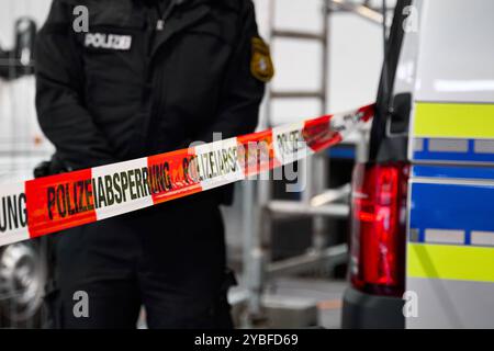 Augsburg, Bayern, Deutschland - 18. Oktober 2024: Ein Polizeibeamter steht hinter einer Polizeibarriere am Karriereinformationstag des Polizeipräsidiums Schwaben Nord in Augsburg *** ein Polizeibeamter steht hinter einer Polizeiabsperrung am Berufsinformationstag vom Polizeipräsidium Schwaben Nord in Augsburg Stockfoto