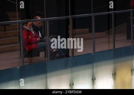 Erwachsenes Paar, das während einer Pause von einem Besuch der Tate Modern Art Gallery in London sitzt. England Stockfoto