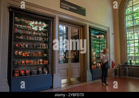 Tourist am Eingang zum Photography Centre im Victoria & Albert Museum. London, England, Großbritannien Stockfoto