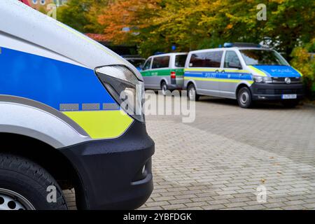 Augsburg, Bayern, Deutschland - 18. Oktober 2024: Symbolischer Fotogroßeinsatz der Polizei. Mehrere Polizeipatrouillenwagen stehen bereit *** Symbolfoto Großeinsatz Polizei. Mehrere Streifenwagen der Polizei stehen bereit Stockfoto