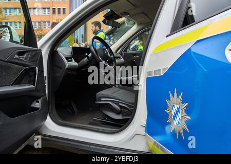 Augsburg, Bayern, Deutschland - 18. Oktober 2024: Innenansicht eines Streifenwagens der Bayerischen Polizei, ausgestellt am Karriereinformationstag des Polizeipräsidiums Schwaben Nord in Augsburg *** Innenansicht von einem Streifenwagen der bayerischen Polizei, ausgestellt am Berufsinformationstag vom Polizeipräsidium Schwaben Nord in Augsburg Stockfoto