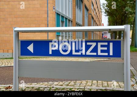 Augsburg, Bayern, Deutschland - 18. Oktober 2024: Das Schild für die Polizei in Augsburg zeigt den Weg zur nahegelegenen Polizeiwache *** das Hinweisschild zur Polizei in Augsburg weist den Weg zur nahegelegenen Polizeiwache Stockfoto