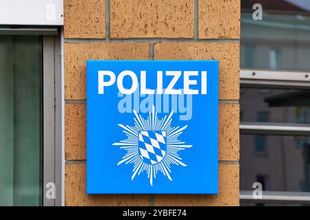 Augsburg, Bayern, Deutschland - 18. Oktober 2024: Das blaue Schild der Bayerischen Polizei kennzeichnet den Eingang zur Polizeiwache in Augsburg *** das blaue Schild der Bayerischen Polizei kennzeichnet den Eingang zur Polizeiwache in Augsburg Stockfoto