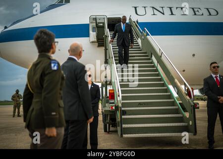 Verteidigungsminister Lloyd J. Austin III. Kommt am 18. Oktober 2024 nach Rom, Italien, um an dem ersten Treffen der G7-Verteidigungsminister teilzunehmen und sich mit dem italienischen Verteidigungsminister Guido Crosetto zu treffen. (DOD-Foto von Chad J. McNeeley) Stockfoto