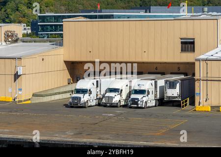 Seattle, Washington, USA – 20. September 2024: Sattelzüge in einem Lagerdock am Pier 90 im Hafen von Seattle, Washington. Stockfoto