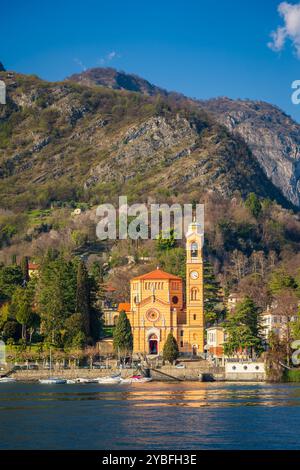 Kirche am Ufer des Comer Sees, Italien mit Bergen im Hintergrund Stockfoto