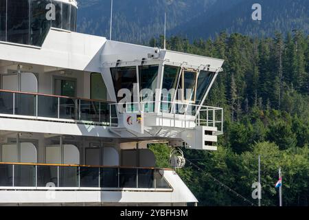 Sitka, Alaska, USA - 24. September 2024: Blick auf den Brückenflügel auf der Steuerbordseite des Kreuzfahrtschiffs Nieuw Amsterdam der Holland America Line. Stockfoto