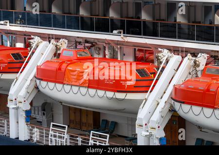 Sitka, Alaska, USA – 24. September 2024: Orangene Rettungsboote auf dem Kreuzfahrtschiff Nieuw Amsterdam der Holland America Line. Stockfoto