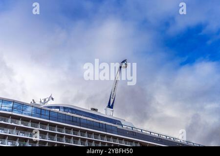 Sitka, Alaska, USA – 24. September 2024: Die North Star View Capsule wird von einem Kreuzfahrtschiff der Royal Caribbean über Ovation of the Seas gehoben. Stockfoto