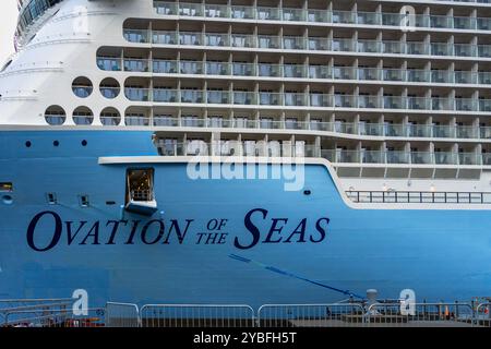 Sitka, Alaska, USA - 24. September 2024: Ovation of the Seas mit dem Kreuzfahrtschiff Royal Caribbean legt in Sitka, Alaska an. Stockfoto