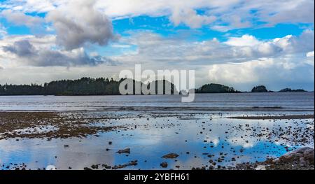 Blick auf die Crescent Bay in Sitka, Alaska, mit Reflexion der Wolken auf dem Wasser Stockfoto