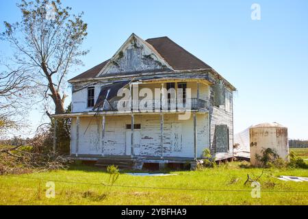 Weißes verlassenes zweistöckiges Haus im Süden Georgiens, das durch Hurrikan Helene beschädigt wurde! Stockfoto