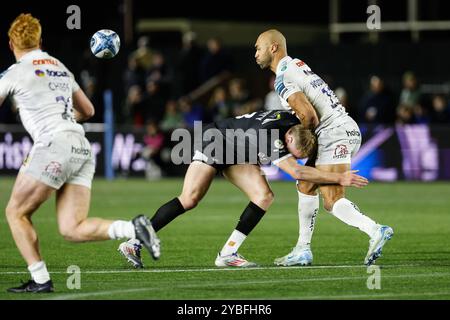 Newcastle, Gbr. September 2024. Connor Doherty von Newcastle Falcons setzt Olly Woodburn während des Gallagher Premiership-Spiels zwischen Newcastle Falcons und Exeter Chiefs am Freitag, den 18. Oktober 2024 in Kingston Park in Newcastle an. (Foto: Chris Lishman | MI News) Credit: MI News & Sport /Alamy Live News Stockfoto