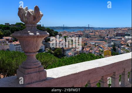 Blick auf Lissabon von der Spitze des „Convento da Graca“ [Kloster von Graca]. Stockfoto