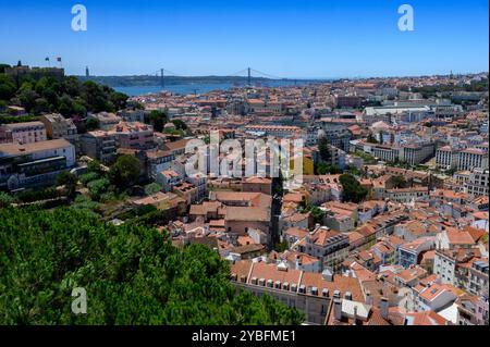 Blick auf Lissabon von der Spitze des „Convento da Graca“ [Kloster von Graca]. Stockfoto