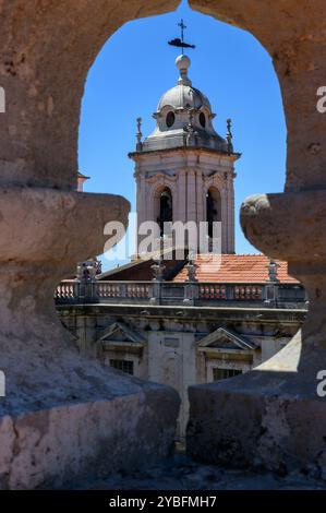 Blick auf den Turm der Graca-Kirche von der Spitze des „Convento da Graca“ [Kloster von Graca]. Stockfoto