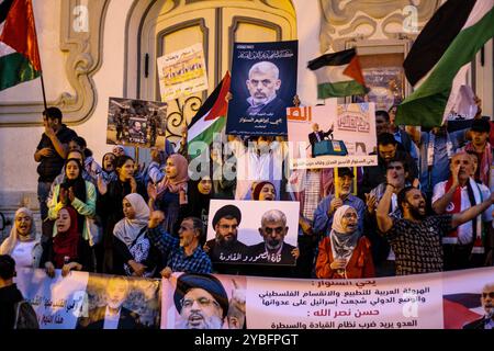 Tunis, Tunesien. Oktober 2024. Tunis, Tunesien. 18. Oktober 2024. Vor dem Stadttheater in Tunis findet ein Protest gegen die jüngste Ermordung des Hamas-Führers Yahya Sinwar durch Israel statt. Die Demonstranten hielten Bilder von Yahya Sinwar und verzichteten auf palästinensische Flaggen und andere Symbole des palästinensischen Widerstands. Hamas' oberster Führer Sinwar wurde am Donnerstag, den 17. Oktober, von israelischen Soldaten in Rafah im Süden des Gazastreifens getötet (Foto: © Hasan mrad/IMAGESLIVE via ZUMA Press Wire). Nicht für kommerzielle ZWECKE! Quelle: ZUMA Press, Inc./Alamy Live News Stockfoto