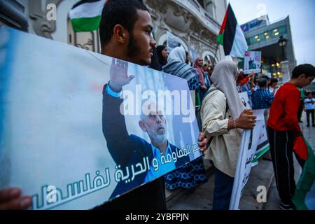 Tunis, Tunesien. Oktober 2024. Tunis, Tunesien. 18. Oktober 2024. Vor dem Stadttheater in Tunis findet ein Protest gegen die jüngste Ermordung des Hamas-Führers Yahya Sinwar durch Israel statt. Die Demonstranten hielten Bilder von Yahya Sinwar und verzichteten auf palästinensische Flaggen und andere Symbole des palästinensischen Widerstands. Hamas' oberster Führer Sinwar wurde am Donnerstag, den 17. Oktober, von israelischen Soldaten in Rafah im Süden des Gazastreifens getötet (Foto: © Hasan mrad/IMAGESLIVE via ZUMA Press Wire). Nicht für kommerzielle ZWECKE! Quelle: ZUMA Press, Inc./Alamy Live News Stockfoto