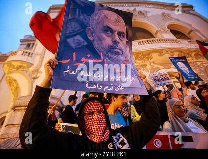 Tunis, Tunesien. Oktober 2024. Tunis, Tunesien. 18. Oktober 2024. Vor dem Stadttheater in Tunis findet ein Protest gegen die jüngste Ermordung des Hamas-Führers Yahya Sinwar durch Israel statt. Die Demonstranten hielten Bilder von Yahya Sinwar und verzichteten auf palästinensische Flaggen und andere Symbole des palästinensischen Widerstands. Hamas' oberster Führer Sinwar wurde am Donnerstag, den 17. Oktober, von israelischen Soldaten in Rafah im Süden des Gazastreifens getötet (Foto: © Hasan mrad/IMAGESLIVE via ZUMA Press Wire). Nicht für kommerzielle ZWECKE! Quelle: ZUMA Press, Inc./Alamy Live News Stockfoto