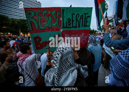 Tunis, Tunesien. Oktober 2024. Tunis, Tunesien. 18. Oktober 2024. Vor dem Stadttheater in Tunis findet ein Protest gegen die jüngste Ermordung des Hamas-Führers Yahya Sinwar durch Israel statt. Die Demonstranten hielten Bilder von Yahya Sinwar und verzichteten auf palästinensische Flaggen und andere Symbole des palästinensischen Widerstands. Hamas' oberster Führer Sinwar wurde am Donnerstag, den 17. Oktober, von israelischen Soldaten in Rafah im Süden des Gazastreifens getötet (Foto: © Hasan mrad/IMAGESLIVE via ZUMA Press Wire). Nicht für kommerzielle ZWECKE! Quelle: ZUMA Press, Inc./Alamy Live News Stockfoto