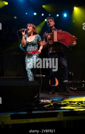 Die britische Folk-Rock-Band Skinny Lister trat live in der Coliumbiahalle in Berlin auf Stockfoto