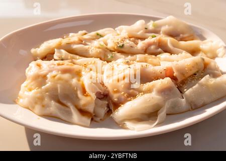 Traditionelle kantonesische Gerichte wie Cheong Fun oder Reisnudelrollen oder gedämpfte Vermicelli-Rollen, horizontale Komposition Stockfoto