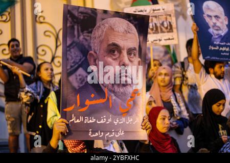 Tunis, Tunesien. Oktober 2024. Vor dem Stadttheater in Tunis findet ein Protest gegen die jüngste Ermordung des Hamas-Führers Sinwar durch Israel statt. Die Demonstranten hielten Bilder des Krieges und verzichteten auf palästinensische Flaggen und andere Symbole des palästinensischen Widerstands. Der oberste Hamas-Führer Sinwar wurde am Donnerstag in Rafah im Süden des Gazastreifens von israelischen Soldaten getötet. (Kreditbild: © Hasan mrad/IMAGESLIVE Via ZUMA Press Wire) NUR REDAKTIONELLE VERWENDUNG! Nicht für kommerzielle ZWECKE! Stockfoto