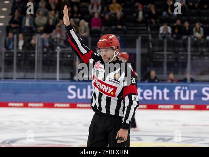 München, Deutschland. Oktober 2024. Hauptschiedsrichter Reid Anderson. GER, EHC Red Bull München gegen Augsburger Panther, Eishockey, DEL, 10. Spieltag, Saison 2024/2025, 18.10.2024. Foto: Eibner-Pressefoto/Heike feiner Credit: dpa/Alamy Live News Stockfoto