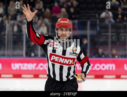 München, Deutschland. Oktober 2024. Hauptschiedsrichter David Cespiva. GER, EHC Red Bull München gegen Augsburger Panther, Eishockey, DEL, 10. Spieltag, Saison 2024/2025, 18.10.2024. Foto: Eibner-Pressefoto/Heike feiner Credit: dpa/Alamy Live News Stockfoto