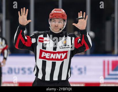 München, Deutschland. Oktober 2024. Hauptschiedsrichter Reid Anderson. GER, EHC Red Bull München gegen Augsburger Panther, Eishockey, DEL, 10. Spieltag, Saison 2024/2025, 18.10.2024. Foto: Eibner-Pressefoto/Heike feiner Credit: dpa/Alamy Live News Stockfoto