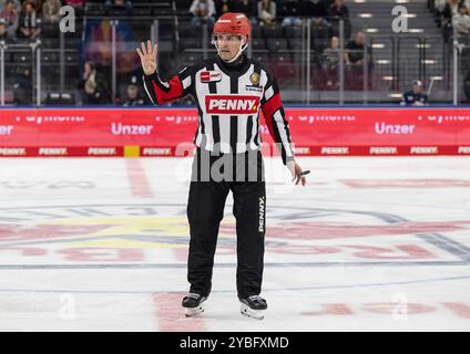 München, Deutschland. Oktober 2024. Hauptschiedsrichter David Cespiva. GER, EHC Red Bull München gegen Augsburger Panther, Eishockey, DEL, 10. Spieltag, Saison 2024/2025, 18.10.2024. Foto: Eibner-Pressefoto/Heike feiner Credit: dpa/Alamy Live News Stockfoto