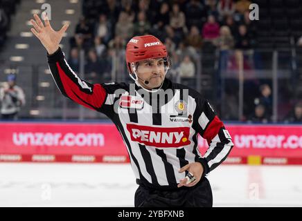 München, Deutschland. Oktober 2024. Hauptschiedsrichter David Cespiva. GER, EHC Red Bull München gegen Augsburger Panther, Eishockey, DEL, 10. Spieltag, Saison 2024/2025, 18.10.2024. Foto: Eibner-Pressefoto/Heike feiner Credit: dpa/Alamy Live News Stockfoto