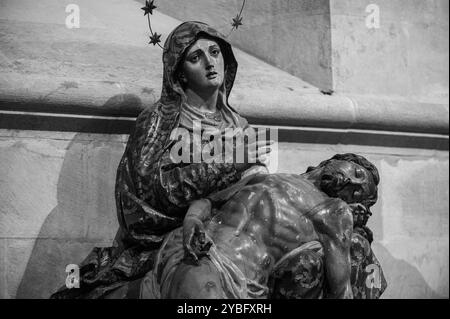 Die Pietà – die Jungfrau Maria, die zärtlich den leblosen Leib ihres Sohnes Jesus umhüllt. Kathedrale Santa Maria Major (Sé de Lisboa) in Lissabon, Portugal. Stockfoto