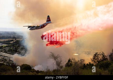 Oakland, Usa. Juli 2024. Das Feuerwehrflugzeug CAlFire fällt am Freitag, den 18. Oktober 2024, auf den Keller Brand in Oakland, Kalifornien, zurück. Das Feuer mit vier Alarmen beschädigte Häuser und wuchs auf etwa 10 Hektar an, bevor der Fortschritt des Feuers gestoppt wurde. Foto: Peter DaSilva/UPI Credit: UPI/Alamy Live News Stockfoto