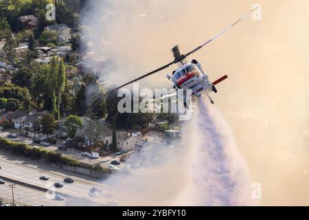 Oakland, Usa. Juli 2024. Das Feuerwehrflugzeug CAlFire lässt am Freitag, den 18. Oktober 2024, Wasser beim Keller-Brand in Oakland, Kalifornien fallen. Das Feuer mit vier Alarmen beschädigte Häuser und wuchs auf etwa 10 Hektar an, bevor der Fortschritt des Feuers gestoppt wurde. Foto: Peter DaSilva/UPI Credit: UPI/Alamy Live News Stockfoto