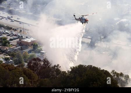 Oakland, Usa. Juli 2024. Das Feuerwehrflugzeug CAlFire lässt am Freitag, den 18. Oktober 2024, Wasser beim Keller-Brand in Oakland, Kalifornien fallen. Das Feuer mit vier Alarmen beschädigte Häuser und wuchs auf etwa 10 Hektar an, bevor der Fortschritt des Feuers gestoppt wurde. Foto: Peter DaSilva/UPI Credit: UPI/Alamy Live News Stockfoto